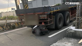 驚悚！　大貨車倒車撞機車推行10多公尺　騎士險被輾壓