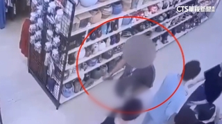 男揮利器闖商場　遭警壓制槍枝走火中彈送醫