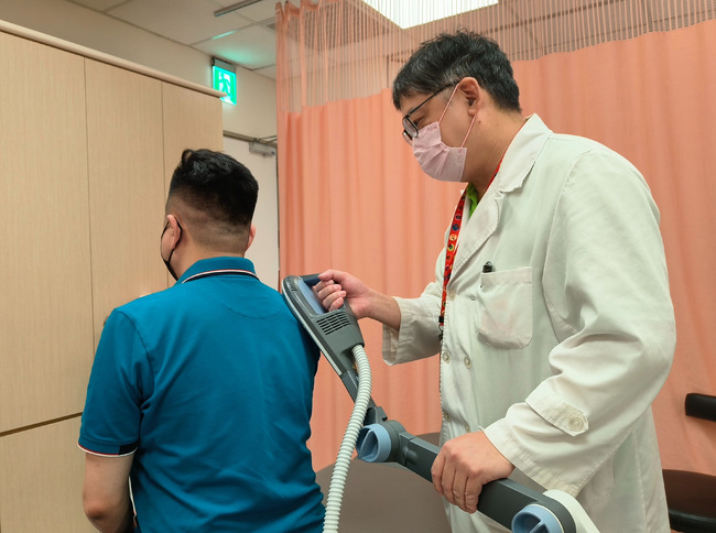 「低頭族」注意！頸椎退化恐影響大小便功能　恩主公醫院磁能治療助找回行動力 | 華視新聞