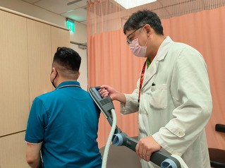 「低頭族」注意！頸椎退化恐影響大小便功能　恩主公醫院磁能治療助找回行動力