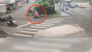 驚！　半聯結車過彎甩飛23噸巨石　路面翻滾險砸騎士