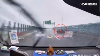 雨天「瘋狂急剎」挑釁1分鐘撞護欄　警：最高罰3萬6千元