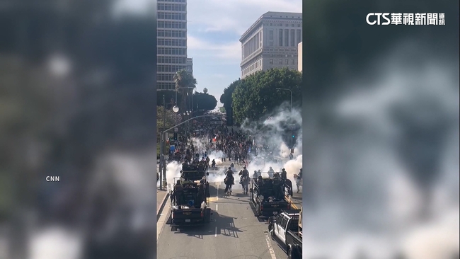 抗議川普移民政策.不當派兵　全美近2千場「無王日」示威 | 華視新聞