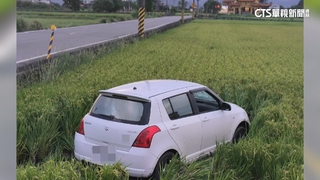 疑車速快碰撞！　騎士遭撞飛　轎車衝入田濺起水花