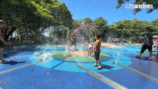 台中飆36度高溫！　民眾衝潑水節打水仗狂歡