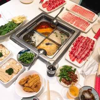 火鍋店的碗邊緣「凸一塊」要幹嘛？   內行曝正解：是鍋料必備容器