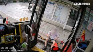 老翁下車肩膀遭車門擦碰跌坐　客運業者：加強教育