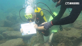 海底領畢業證書！　「潛水畢業典禮」創造難忘回憶