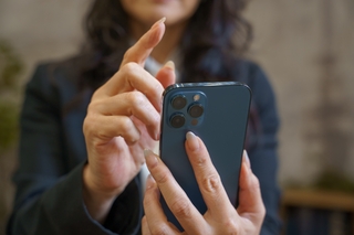 睡前滑手機恐偷走好心情！醫曝「大腦快樂中心變冷」親授3招防範憂鬱