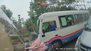 不滿被騎士按喇叭！　禮儀車駕駛鳴笛.持擴音器反擊