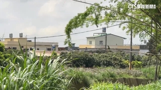 居民怒！光電板棄溝怕豪雨水患　施工塵土「吃飯配沙」