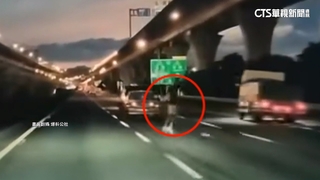 國道連2事故！追撞「肉身跳」示警　貨車急閃翻車