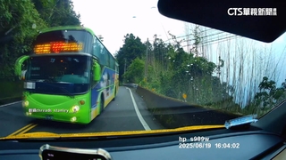 山區道路驚見逆向遊覽車！駕駛急剎　網友：太離譜