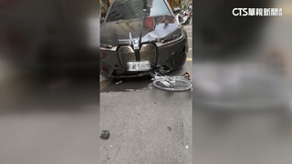 北市74歲老翁開車暴衝！撞12機車4單車　1人送醫