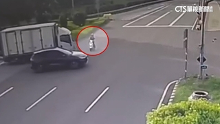 7旬婦人騎車闖紅燈　被貨車撞飛「機車捲車底」