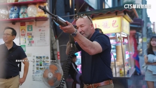 前海豹隊員現身夜市射氣球　網笑：有想過老闆心情？