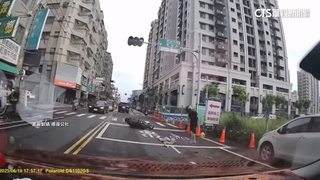 疑翹孤輪失敗！騎士耍帥慘摔車　尷尬瞬間曝光
