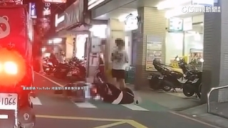 疑前車遮視線　機車騎士剎不及撞路人倒地
