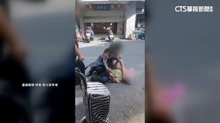 攤販爆衝突！　賣筍婦怒丟魚　遭魚販壓制在地