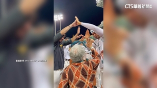 嬤老人機抽中擊掌會！　台鋼球員搭拱門.吉祥物送抱抱