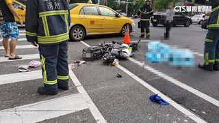 吊車轉彎撞待轉區3機車1死　77歲駕駛疑想逃遭攔