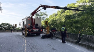 雙載機車墜20米深邊坡　消防吊臂救援送醫