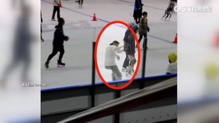 男子「剷冰」嬉鬧冰屑潑到他人　不滿被提醒反嗆白目