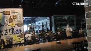 新月廣場跳電！店員急開手電筒　民眾摸黑用餐