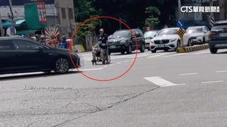 超驚險！　看護推輪椅「停待轉區」　車輛紛減速閃避