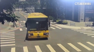 駕駛內急下車忘拉手剎車　公車「倒退嚕」開上人行道