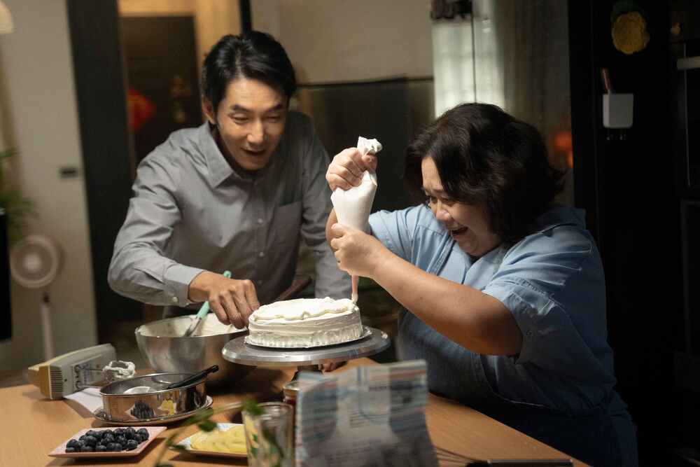 志安在瑞秋家的廚房裡,一起備菜聊心事