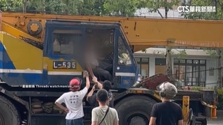 18歲女「停紅燈」遭吊車輾斃　母求行車畫面還原真相