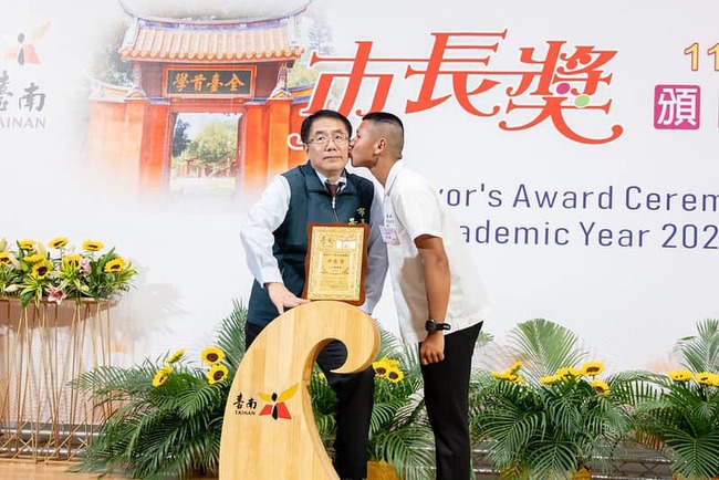 「市長陪你拍」合照畢業生　黃偉哲突「腿軟摔倒」！網笑：市長獎耗市長 | 華視新聞