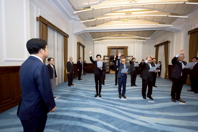 賴總統監誓　駐芬蘭大使林昶佐帶領宣讀誓詞 | 華視新聞