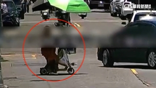 騎電動滑板車撐2把傘遮陽　民眾讚「帥」　警：違規開罰