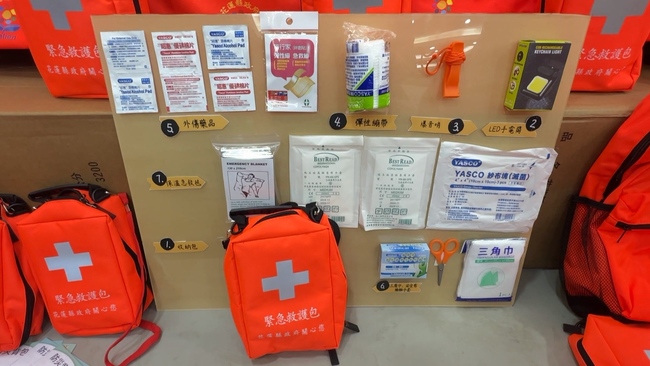 避難包驚傳「手電筒冒煙」　花蓮縣府：有異常可由村里辦理更換 | 華視新聞