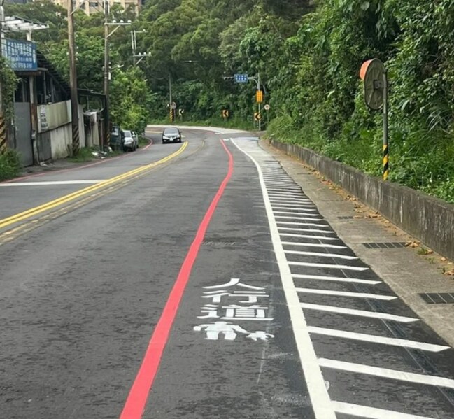 新的人行道在這？  Cheap怒批「人肉保齡球」 網嘆：叫劃的人自己走 | 華視新聞