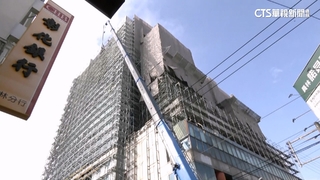 彰化拆危樓四周沒裝防護網　騎士遭3石塊砸中安全帽