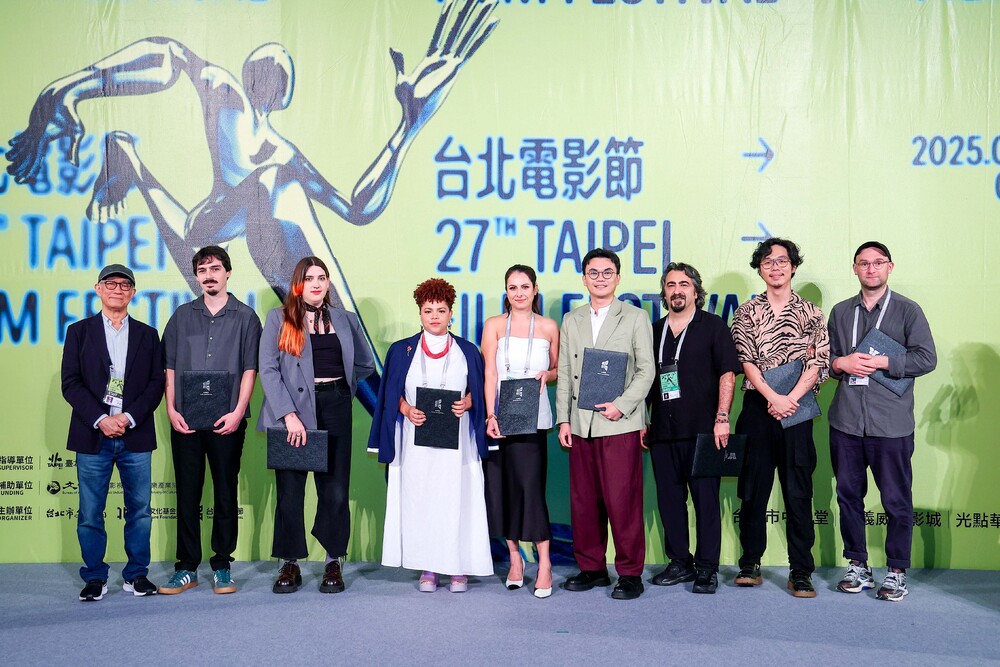北影主席廖慶松(左1)與入選片導演出席國際新導演頒獎典禮(左2起至右為《如果風知道》、《利貝拉達再一顆》、《幻之甜蜜島》、《窒愛難行》、《我家的事》、《兔巢少年》、《河鰻》、《溺水小妹》導演)。