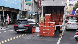 扯！　電商物流車「霸道」卸貨　人車被迫繞道