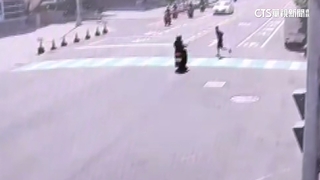 剛畢業與友約見面　學童過馬路遭闖燈女騎士撞飛