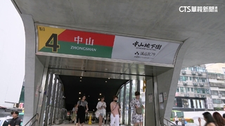 北市中山捷運站外約談判？　疑藉人群車潮掩耳目