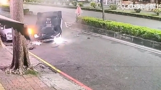 切換車道不慎自撞分隔島　轎車4輪朝天2輕傷