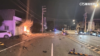 桃園驚悚車禍！名車「飆速衝屋爆炸」　屋主7口嚇逃