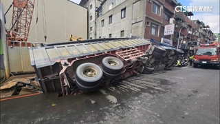 工地旁路面突塌陷！　泥漿車傾斜「半個車身」卡坑洞