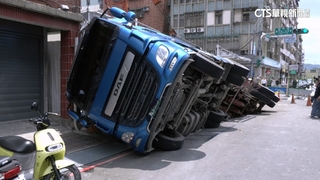 工地旁路面突坍塌！　泥漿車傾斜「半個車身」卡大坑洞