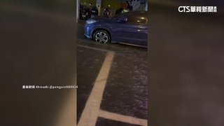 大雨炸中台灣！　台中五權路淹成小河　車輛經過掀大片水花
