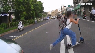 騎滑板車驚險穿越馬路險被撞　女孩跳車閃.騎士險摔