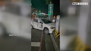 沒駕照闖燈遭撞！　18歲駕駛想逃被逮　最重罰2萬4