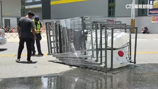 拖板車化學桶掉落　女騎士遭強酸噴濺紅腫.柏油被腐蝕